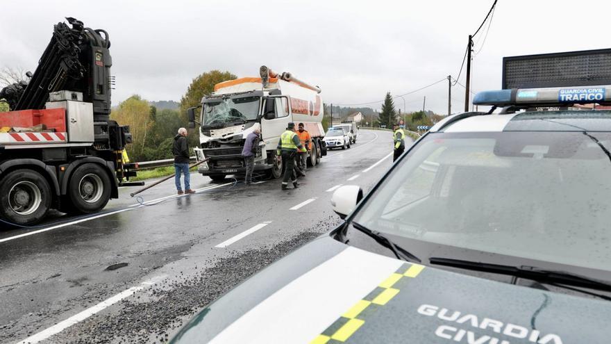 Retirada de uno de los camiones 
siniestrados en Ponte Taboada. | |