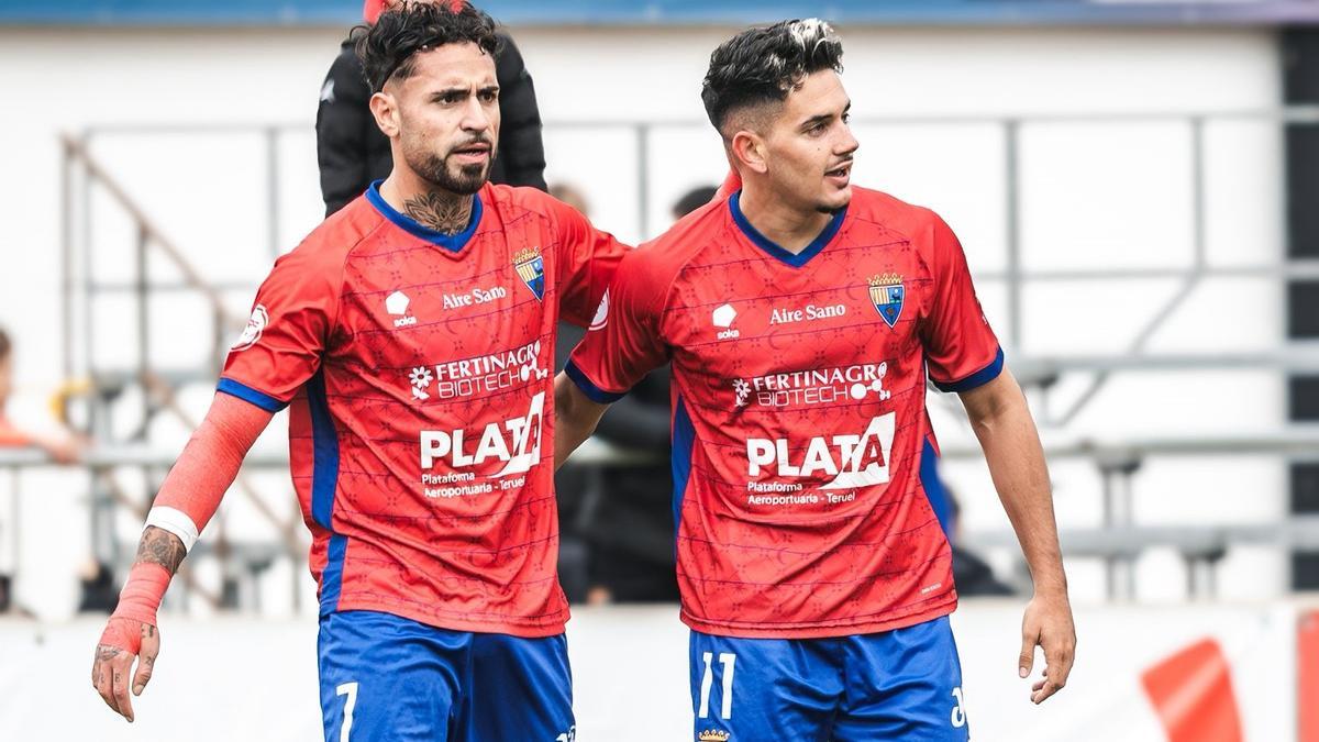 Sergio Moreno celebra con Merencio, autor del gol turolense, el 1-0 en Pinilla.