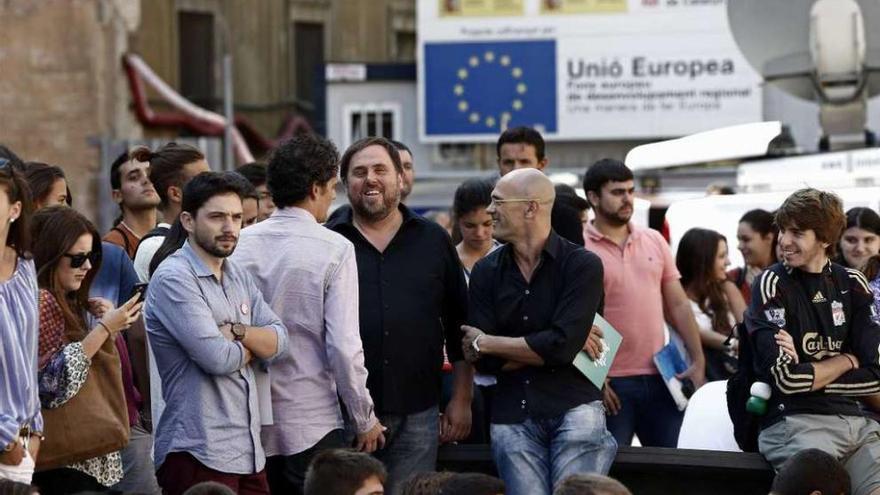 El &quot;número uno&quot; de Junts pel Sí, Raúl Romeva, y Junqueras, ayer en un acto político con estudiantes.  // Efe