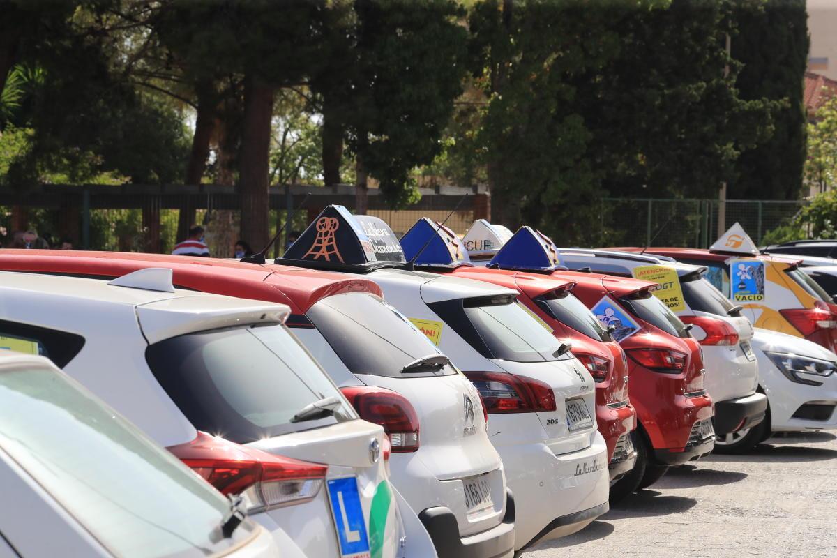 Un grupo de vehículos de distintas autoescuelas, en la manifestación que realizaron el año pasado en contra de la escasez de examinadores.