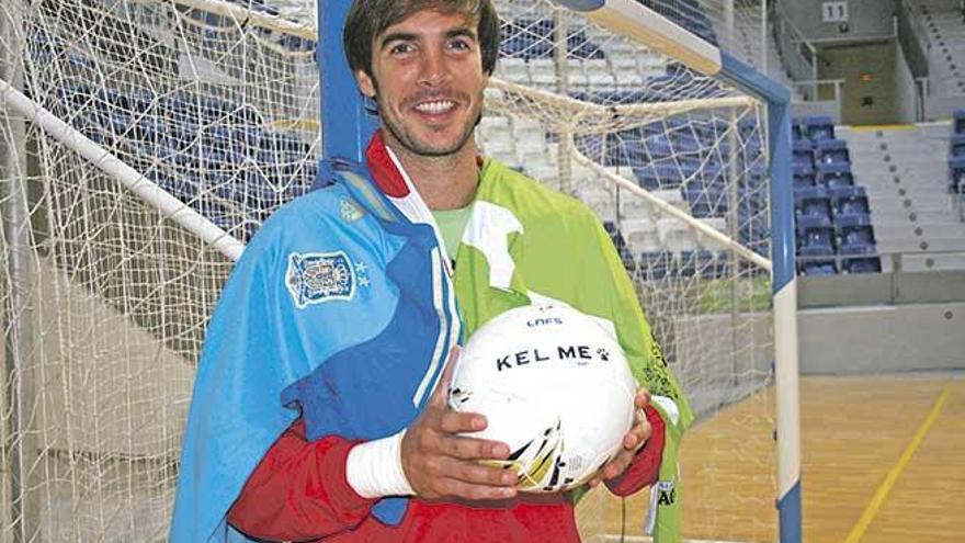 Carlos Barrón posa ayer con las camisetas de España y el Palma Futsal.