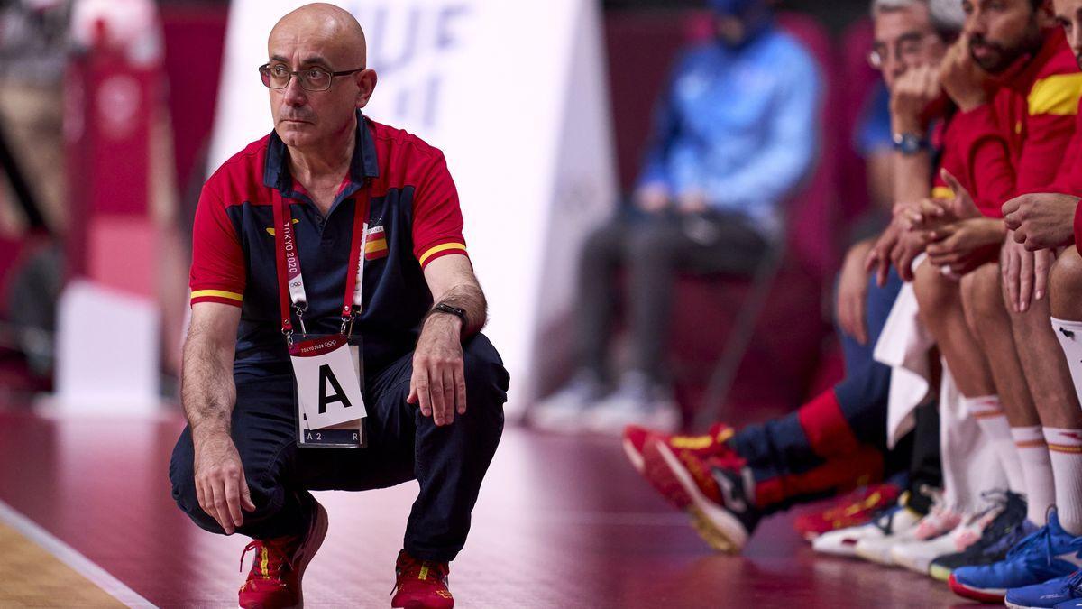 Jordi Ribera, seleccionador nacional de handbol, segueix atentament el partit