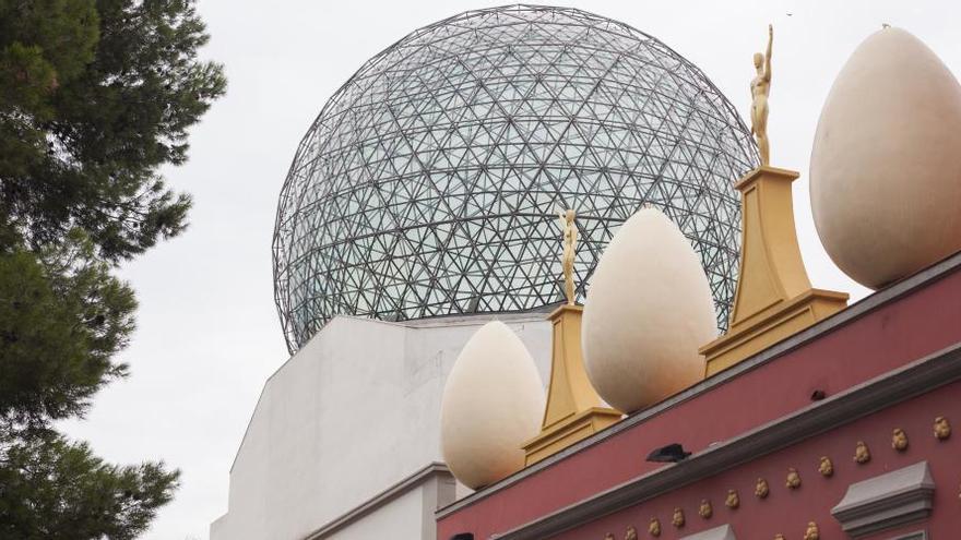 La tomba de Dalí es troba, situada a la cripta sota la cúpula del museu de Figueres.