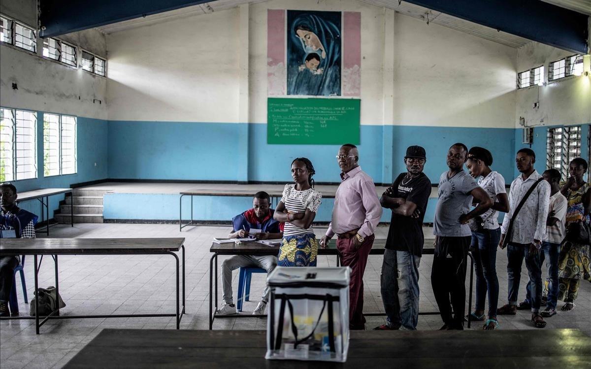 zentauroepp46387356 voters wait in line to cast their ballot at a polling statio181230201213