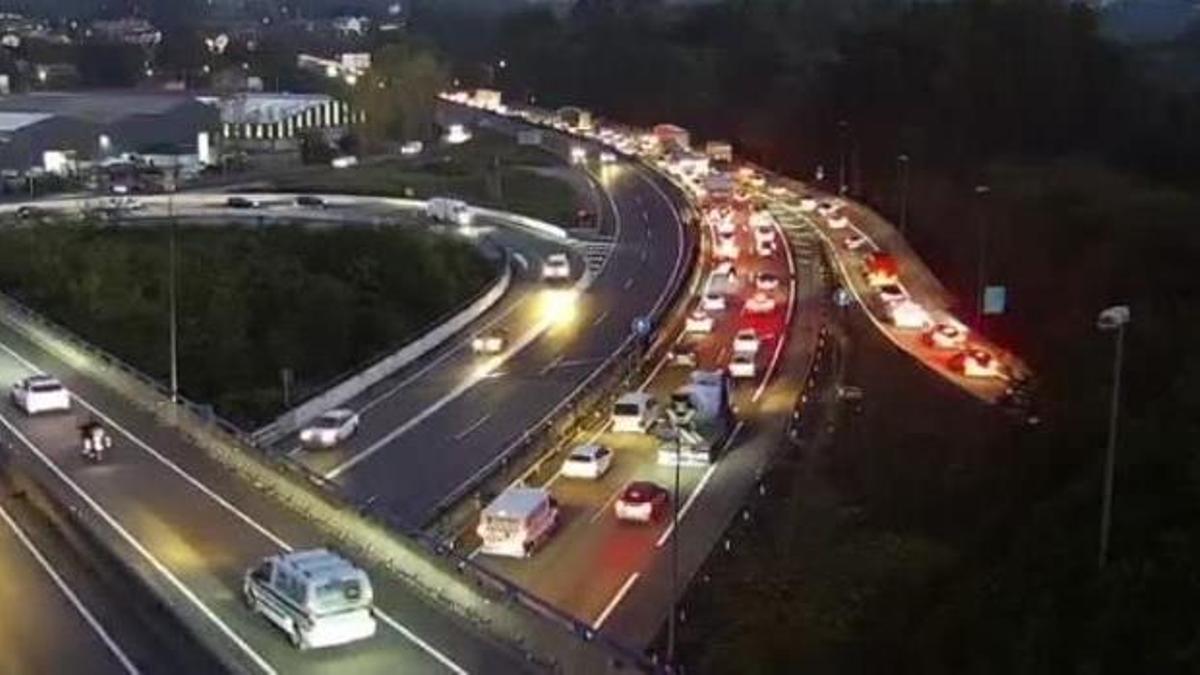 Retenciones hoy a primera hora en el cruce de la A-55 con la A-52.