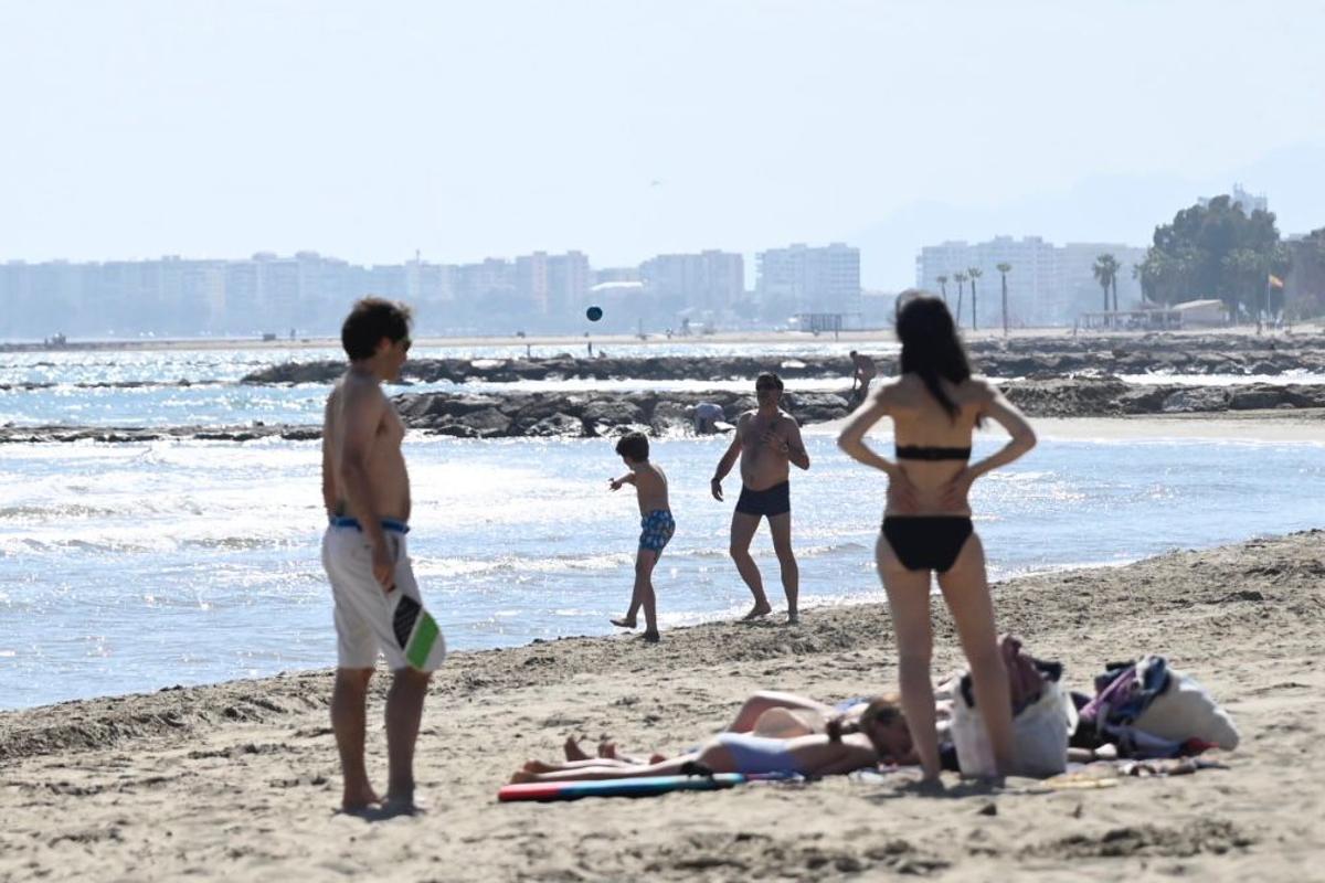 Primeros visitantes en la playa.