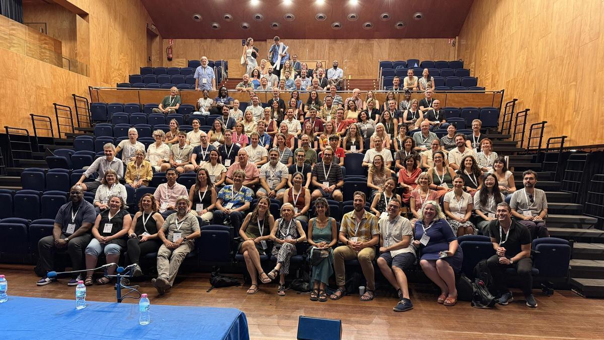 Els congressistes que participen en la trobada d'entitats per debatre l'impacte i la gestió dels llacs a Banyoles