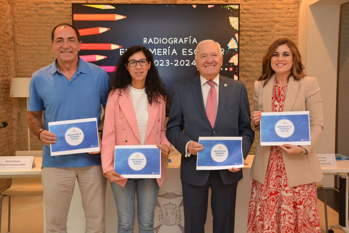 José Canales, director Escuela IDEO; Guadalupe Fontán, coordinadora del Instituto Español de Investigación Enfermera del Consejo General de Enfermería; Florentino Pérez Raya, presidente del Consejo General de Enfermería, y Tamara Domingo, enfermera del Instituto Español de Investigación Enfermera del Consejo General de Enfermería.