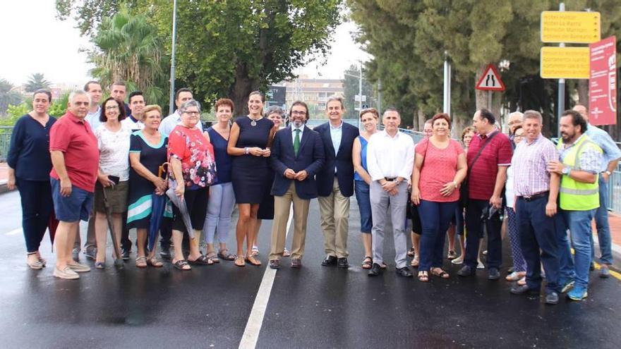 Rivera y Fernández inauguraron ayer la carretera junto a técnicos municipales y de la Comunidad.