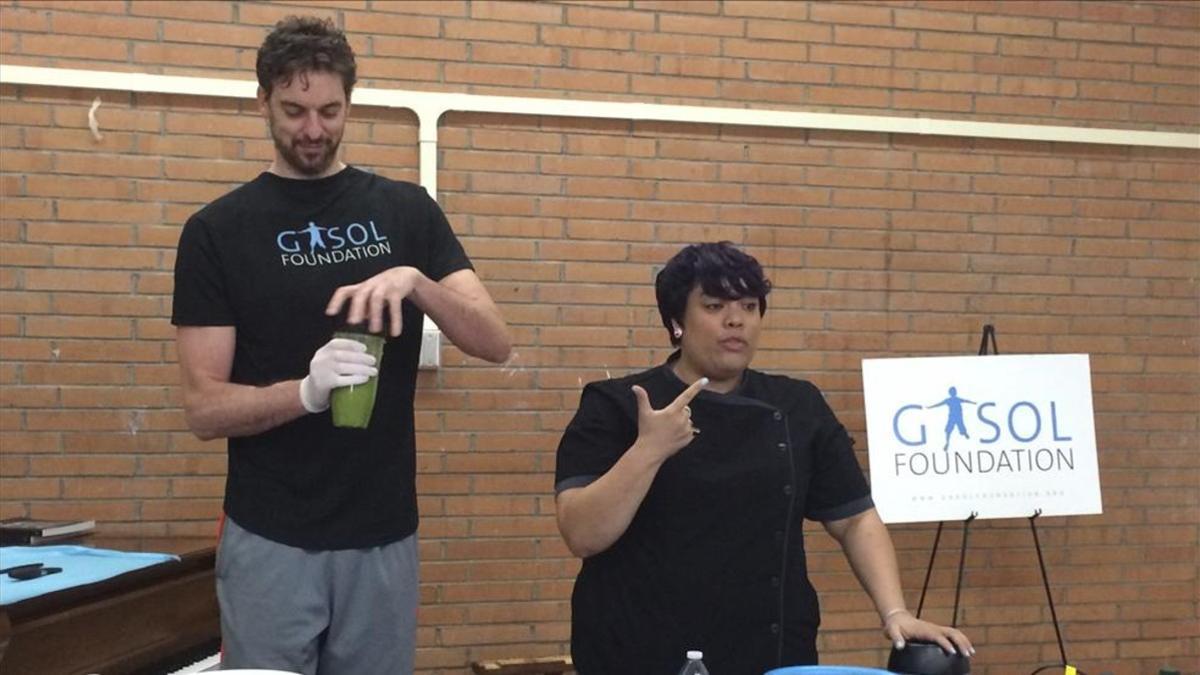 Gasol prepara un zumo en el evento de su Fundación