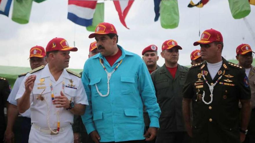 Maduro habla con el ministro de Defensa, Vladimir Padrino López, ayer en La Guaira. // Reuters