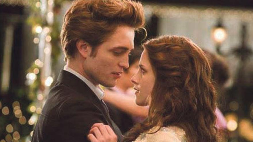 Pattinson y Stewart en Crepúsculo.