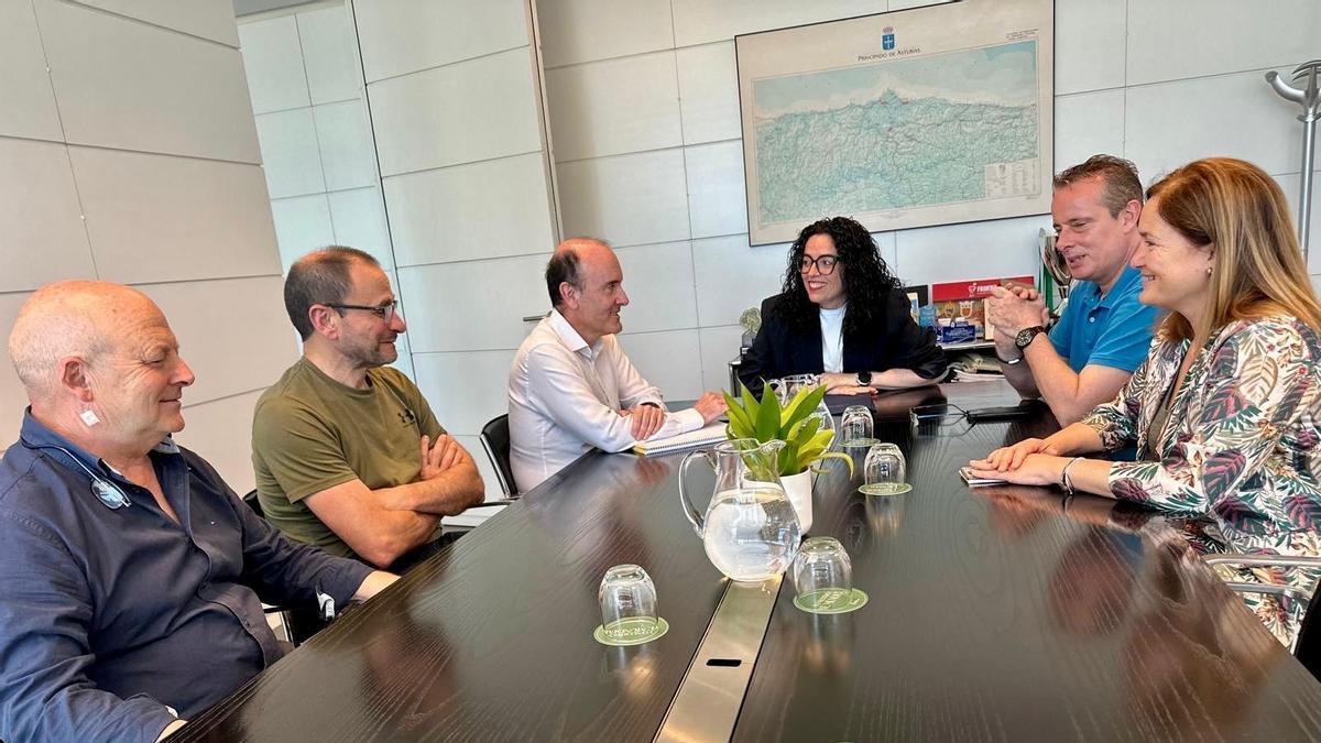 Un momento de la reunión de los representantes de la Consejería con las asociaciones de queseros.