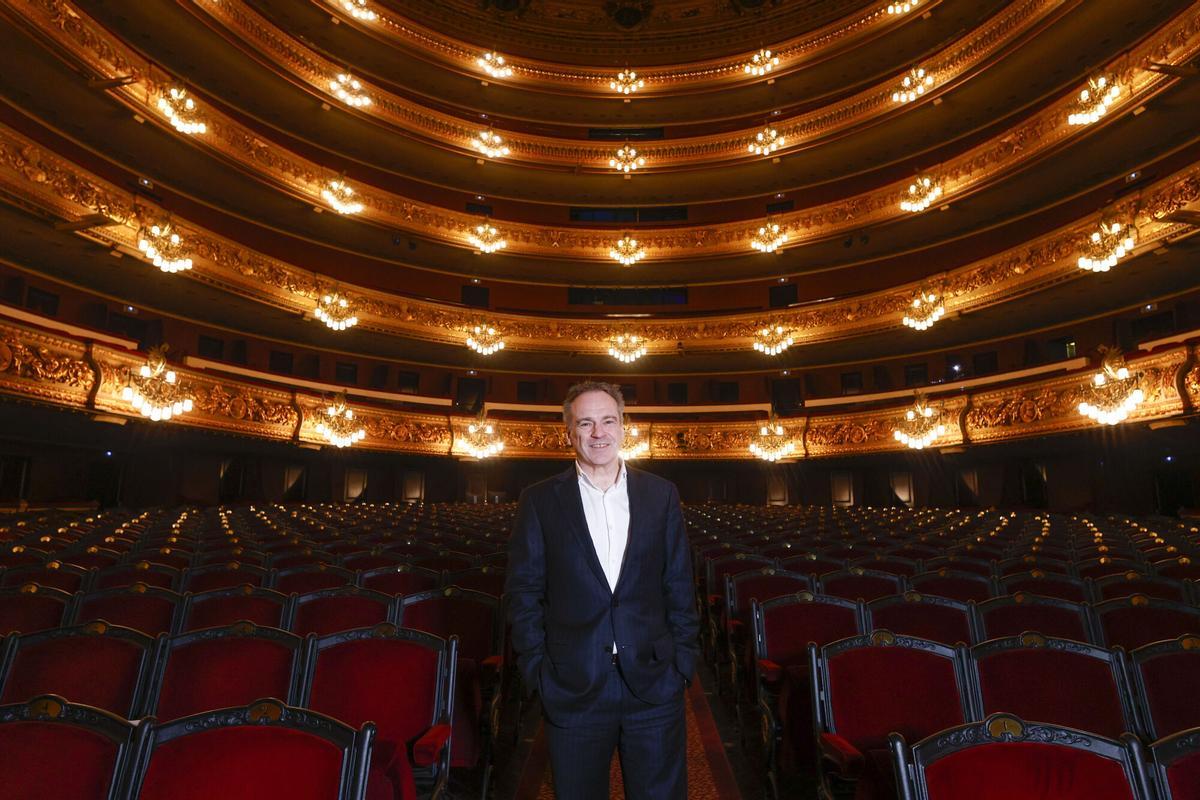 GRAFCAT7560. BARCELONA, 30/01/2026.- Después de catorce años al frente de la Orquesta y el Coro del Gran Teatre del Liceu, Josep Pons pasará el relevo a partir de la temporada 2026-2027 al británico Jonathan Nott, quien este viernes ha mostrado su satisfacción por su nuevo cargo y ha deseado tener un "enamoramiento rápido" con todos los que forman parte de la institución. EFE/Quique García