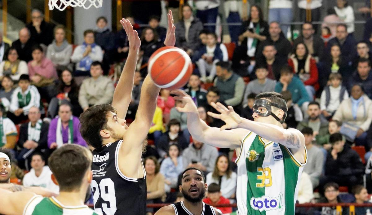 Manu Varela (Coto Córdoba) controla el balón.