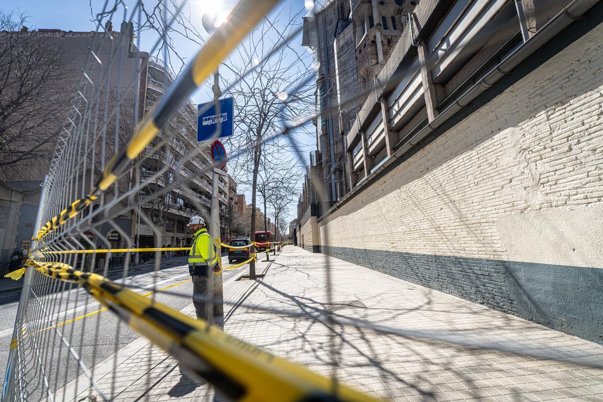 Acera cortada frente a la fachada de la Gloria de la Sagrada Familia para colocar el primer andamio