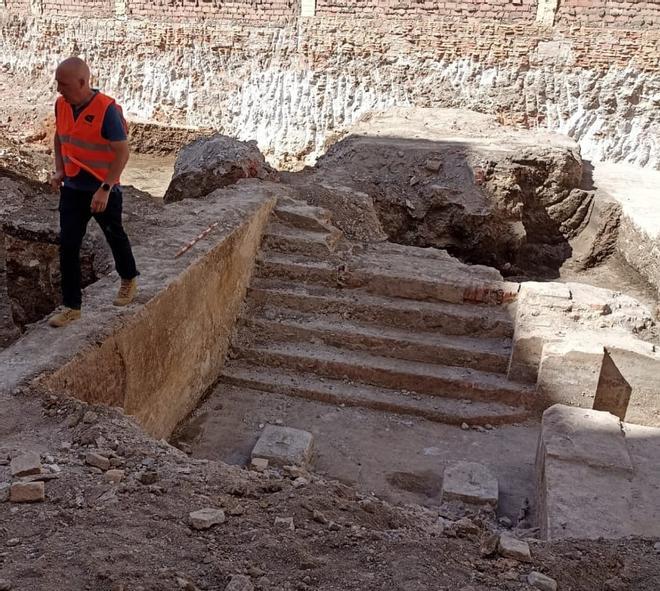 Aparecen restos de la fábrica de La Riojana en un solar de El Perchel