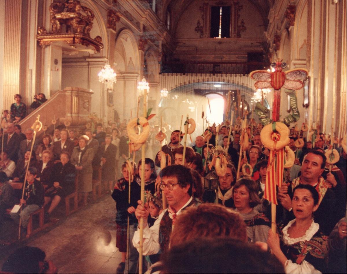 Miembros de la colla en la 'tornà', dentro de la basílica del Lledó.