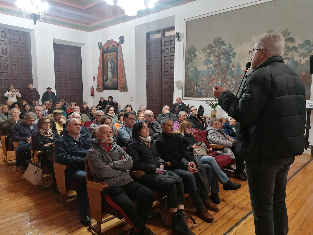 Jerónimo Cantuche explica a los ciudadanos las deficiencias en la atención sanitaria.