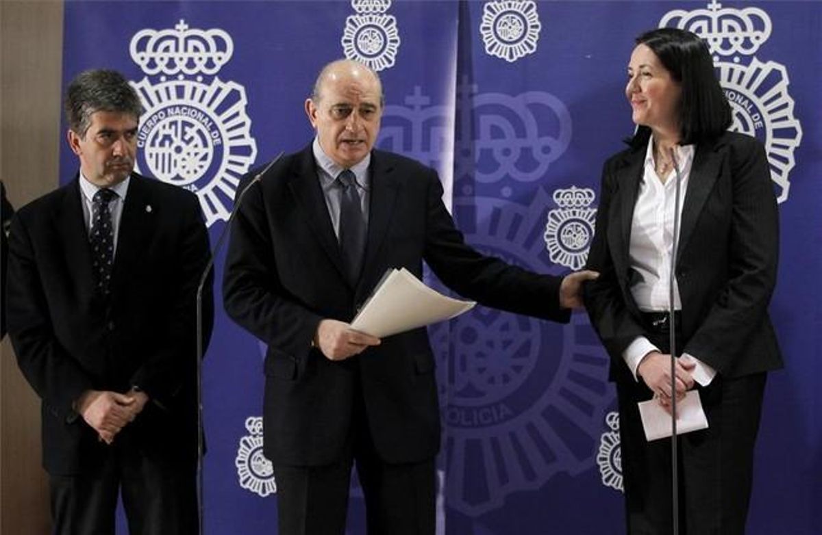 El director general de la Policia, Ignacio Cosido, el ministre de l’Interior, Jorge Fernández Díaz, i l’ambaixadora de Sèrbia, Jela Bacovic, comuniquen les detencions dels caps del Clan Zemun el 13 de febrer passat.