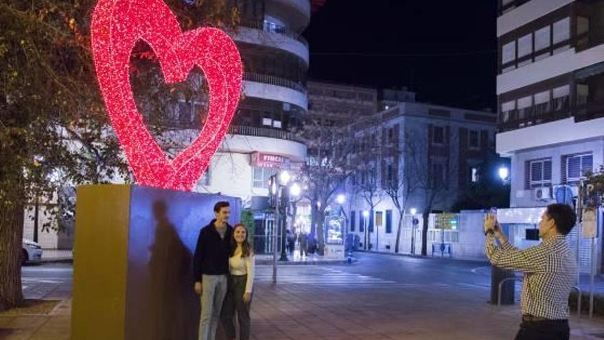 La empresa ha colocado un corazón iluminado a las puertas del Teatro no previsto en el pliego.