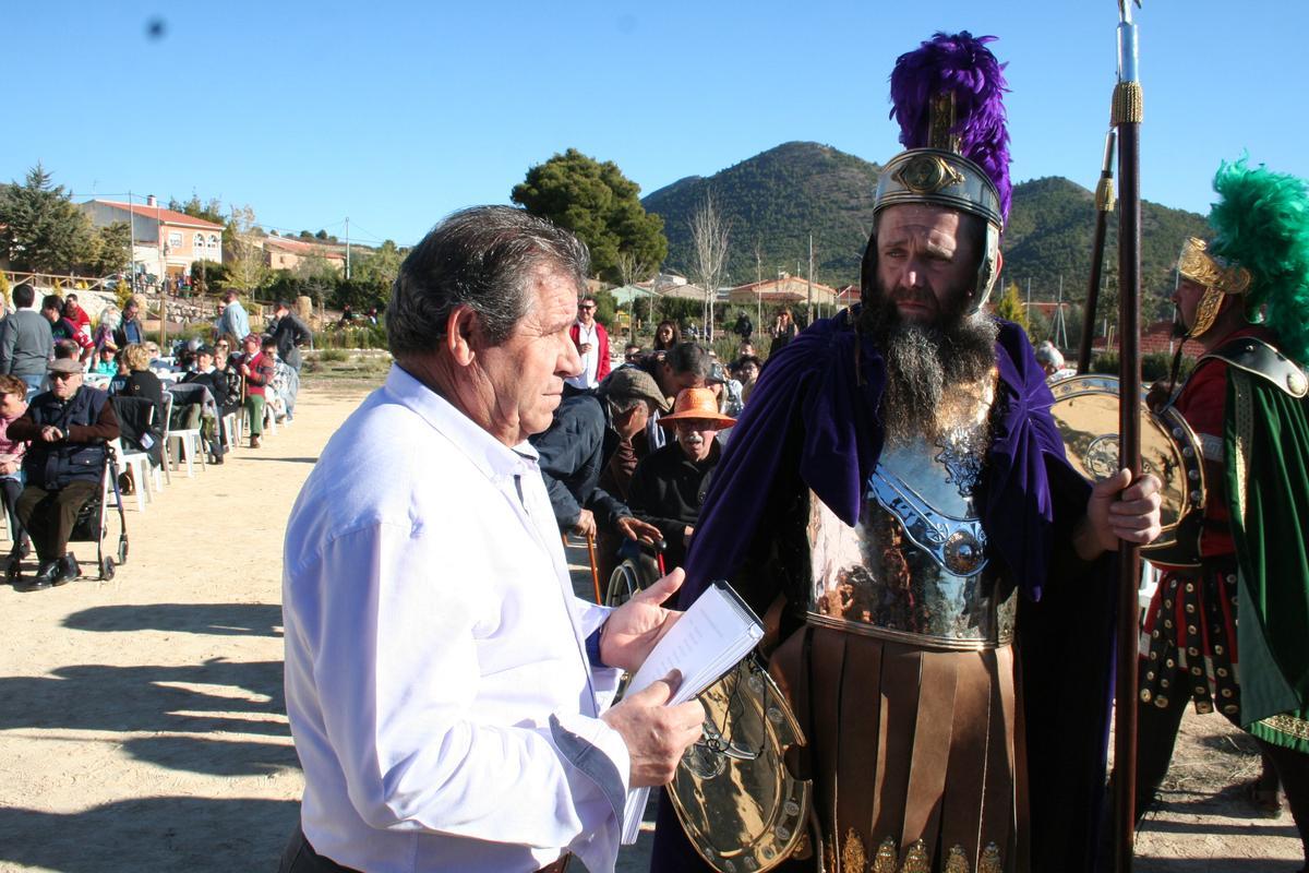 Rafael Martínez Navarro, uno de los directores, dando las últimas instrucciones a uno de los actores.