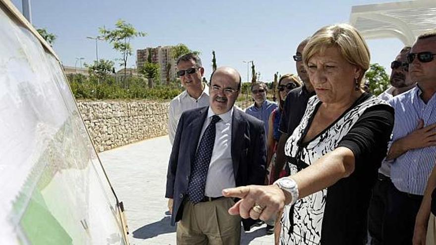 Miembros del gobierno en su visita a la Vía Parque la semana pasada .