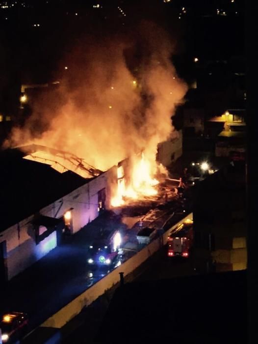 Un voraz incendio consume el interior de la cooperativa de Alginet