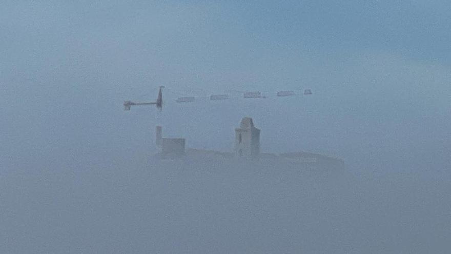 Un denso banco de niebla engulle a Ibiza