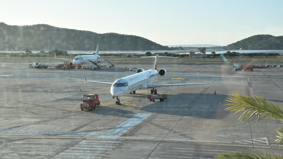 Aviones en la zona aire del aeropuerto de Ibiza.
