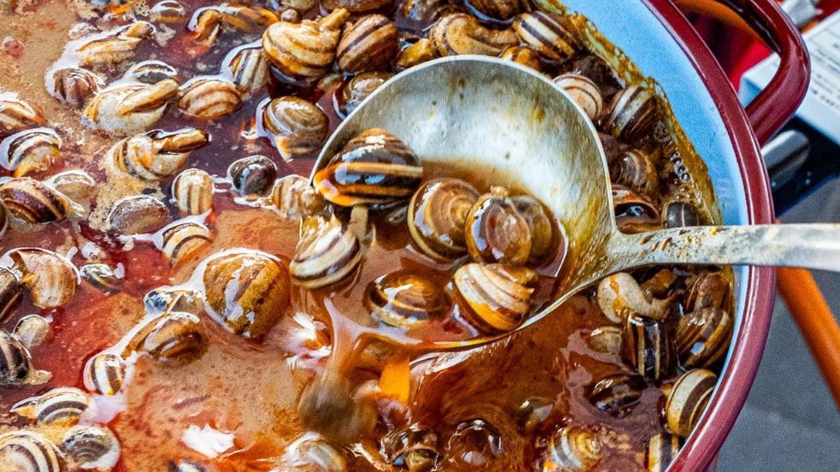 Sevilla se rinde a los caracoles y las papas aliñás con tres días de festival en el Paseo Colón