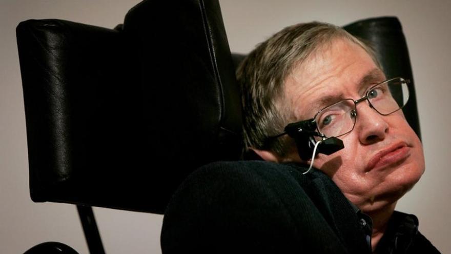 Detienen en Tenerife a acosadora de Hawking que amenazó con atentar contra él