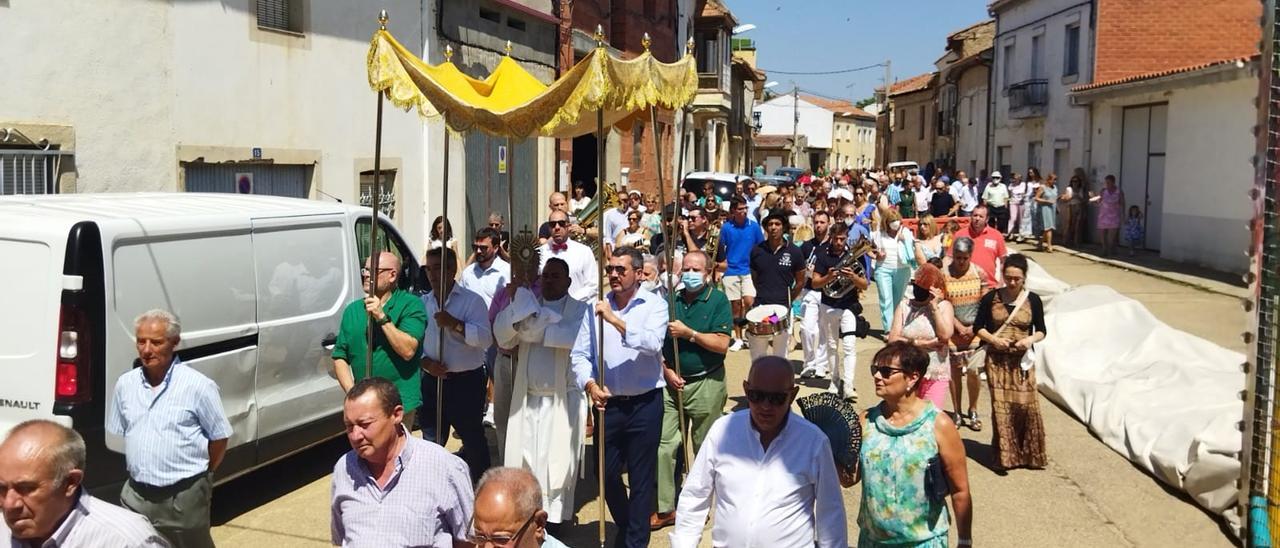 Procesión del palio en Quiruelas de Vidriales por la Asunción. / E. P.