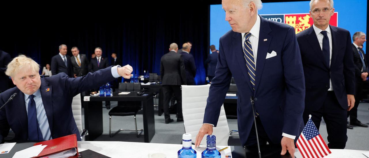 Johnson y Biden, durante el encuentro de la OTAN en Madrid
