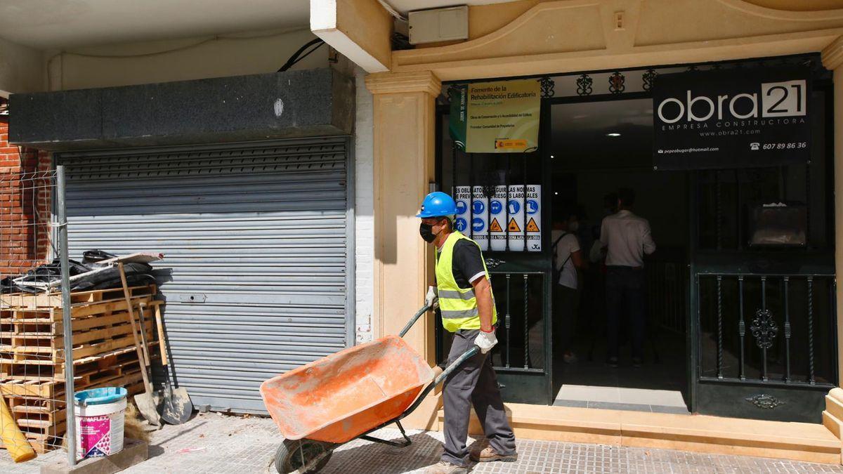 Obras en un bloque de pisos para la instalación de ascensores.