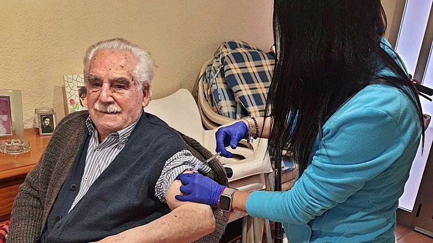 Una sanitaria inyecta la vacuna a un hombre la pasada semana. | LEVANTE-EMV