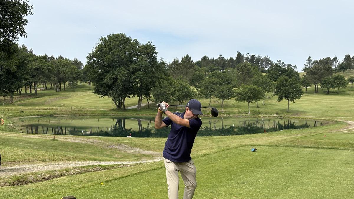 Una persona jugando al golf en el Circuito TUR 43 Galicia Calidade