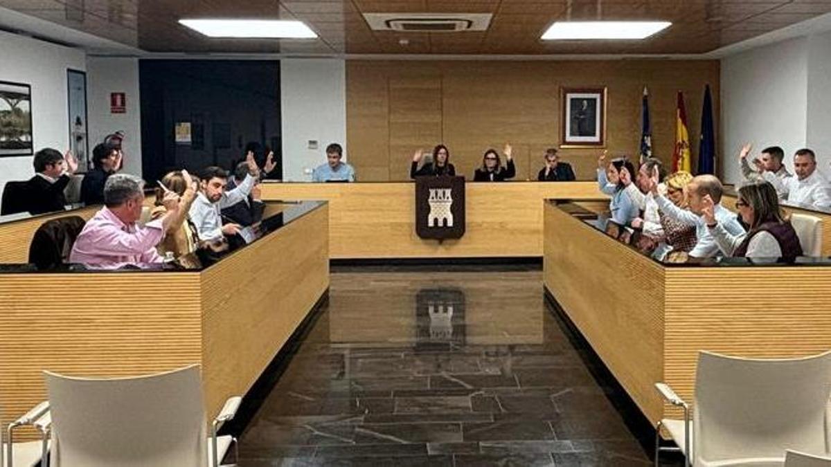 El pleno del Ayuntamiento de Almassora se unió en una moción inicial del PP para exigir al Gobierno y a la Generalitat ayudas urgentes para el sector cerámico.