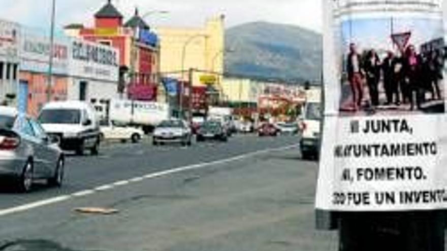 Martín Palomino protesta ahora con carteles por la falta de obras