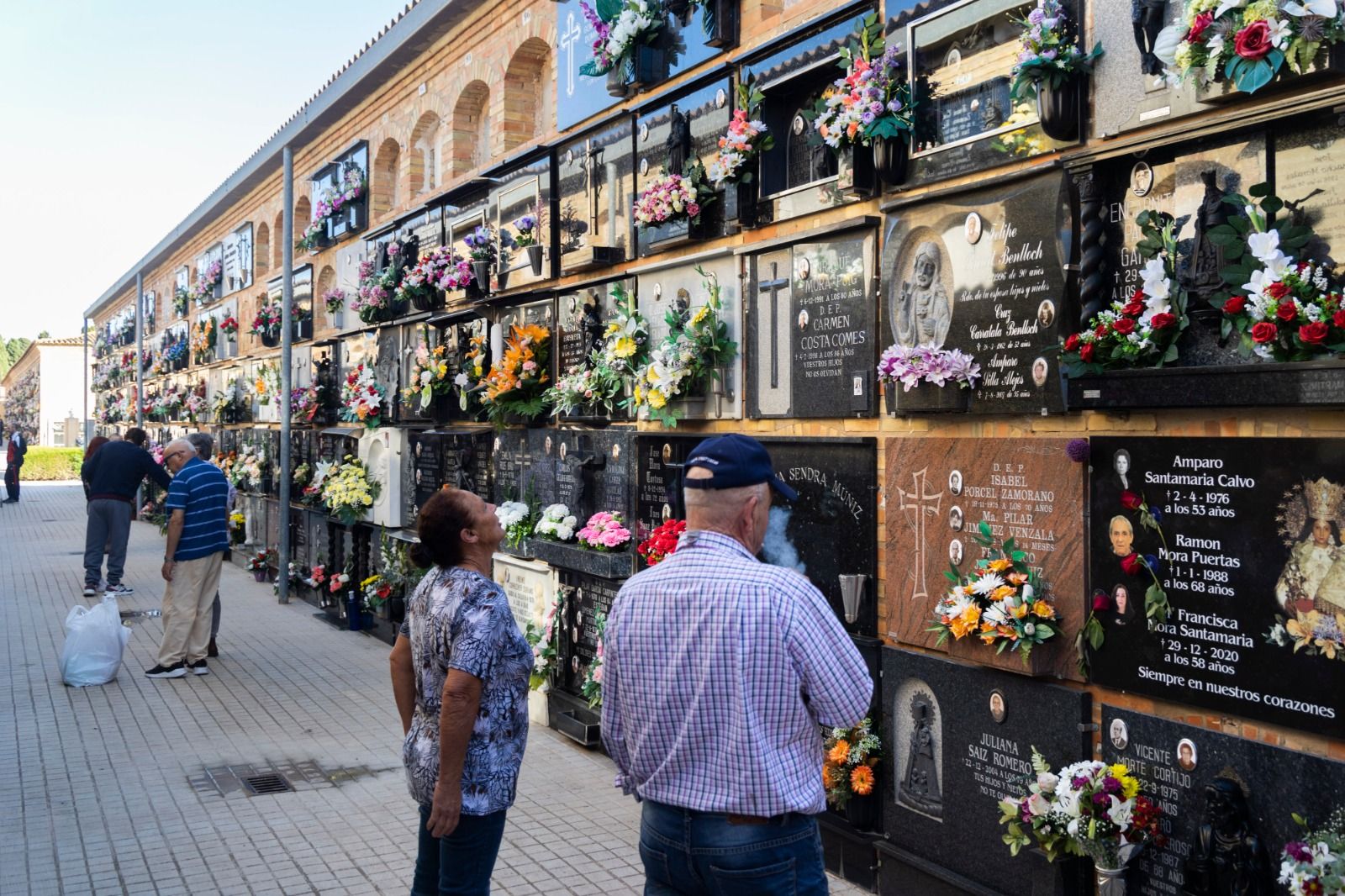 Normalidad y mucho control policial en el cementerio de Torrent en el primer aniversario del tiroteo