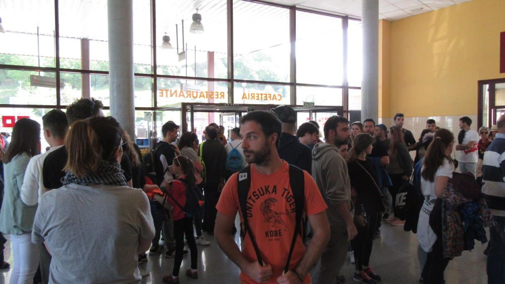 Cientos de turistas, "atrapados" en la estación de autobuses de Cangas de Onís