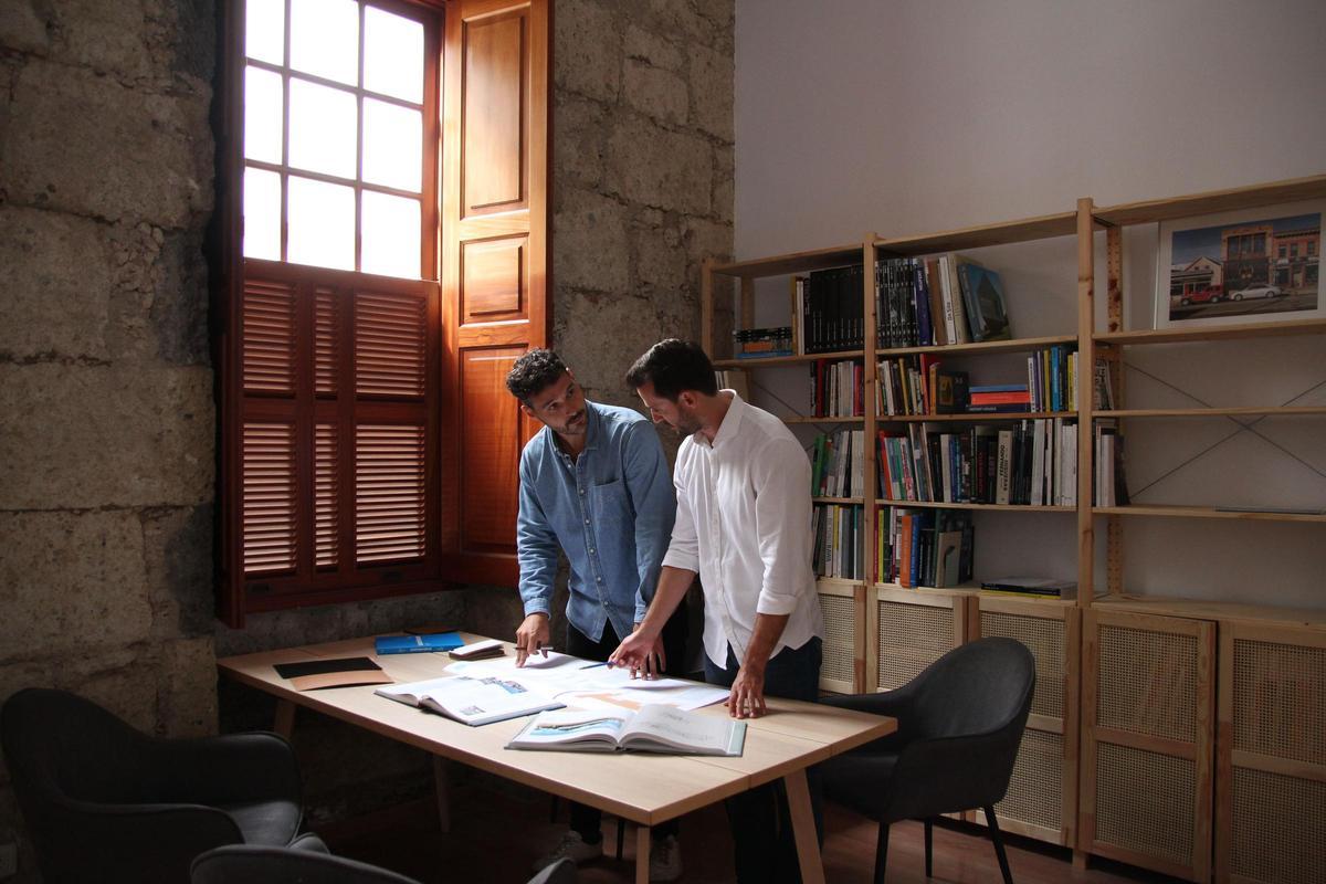 Los arquitectos del estudio Gloci, Jorge Castro y Jaime González.