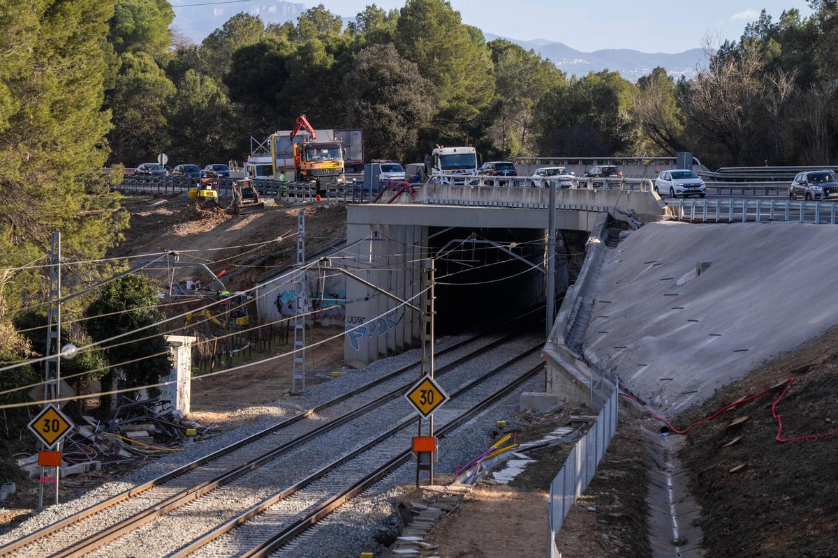Gelida, 19/02/2026. Sociedad. Imagen del punto donde hace un mes se produjo el accidente de un tren de Rodalies en Gelida. Actualmente la línea sigue sin servicio de pasajeros y únicamente circulan trenes de mercancías por el tramo afectado. Foto: Zowy Voeten / El Periódico