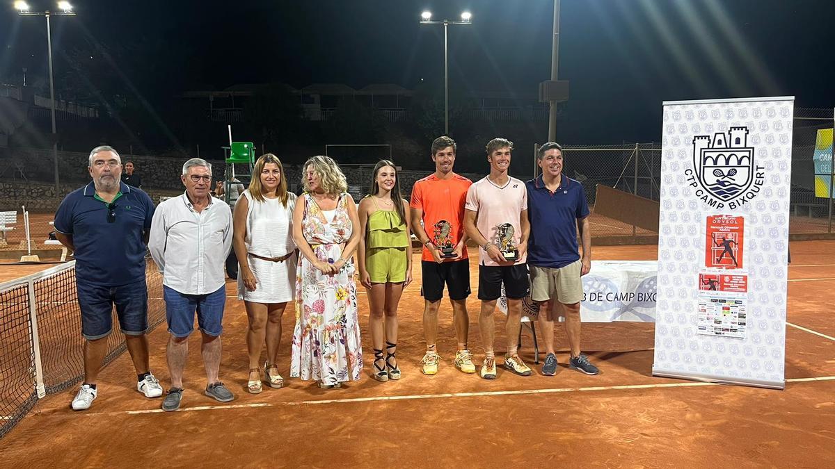 López y Gaubas con los trofeos de campeón y subcampeón, junto a organizadores y la Reina de la Fira.