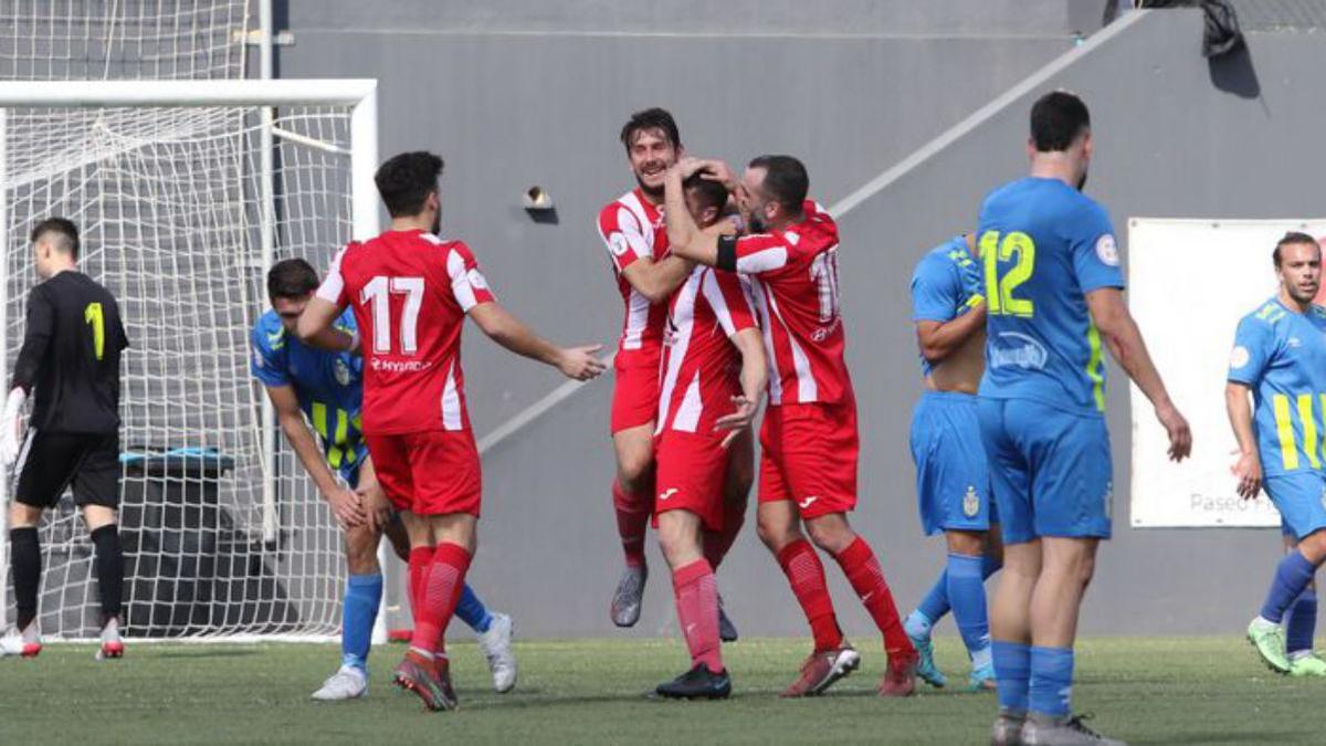 El conjunto manacorí celebra uno de sus dos goles en Can Cantó.