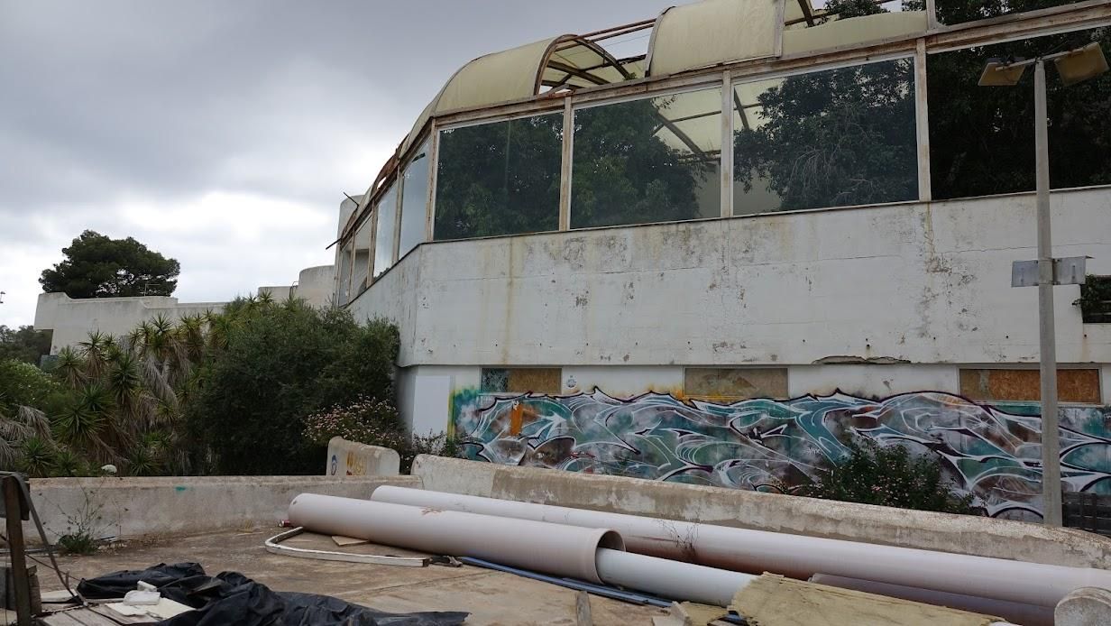 Éste es el aspecto actual del Casino de Calvià, en estado de abandono y entre grafitis