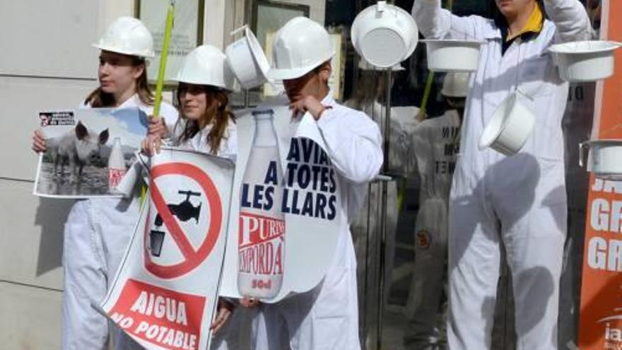 Els membres del col·lectiu, durant la protesta d&#039;ahir.