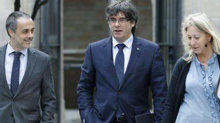 El President Carles Puigdemont, entre la consellera Neus Munté i el secretari del Govern, Joan Vidal