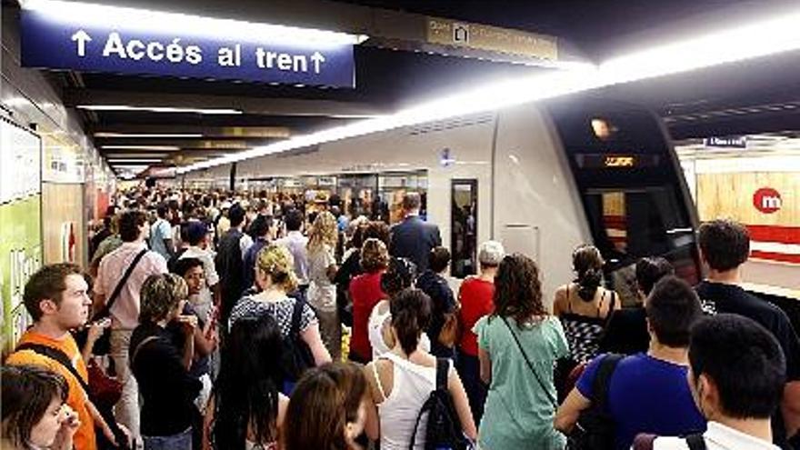 Estación de la Línea 1 de Àngel Guimerà en una imagen captada a las 15 horas.