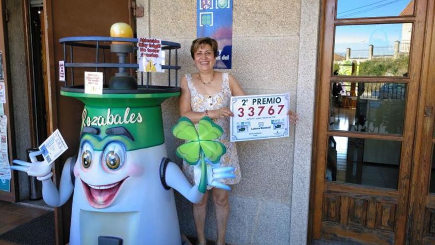Chelo Millán, con el diploma del premio en Rozabales. | FDV